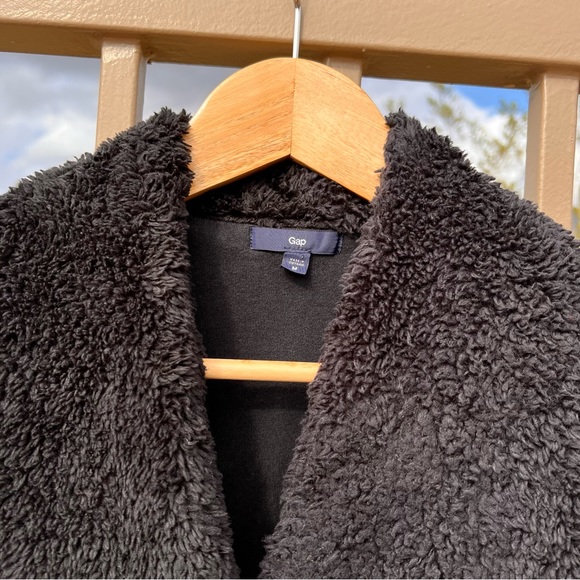 ⬇️Gap Ladies Vest W/Imitation Fur Size M Black Snap On Front Two Pockets - Picture 3 of 10